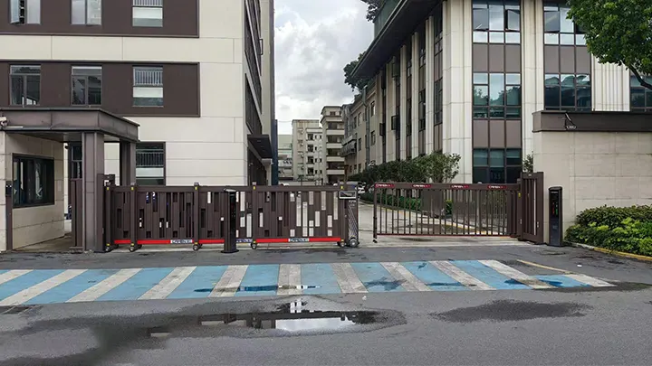 Vertical Pivot Gate-case-10