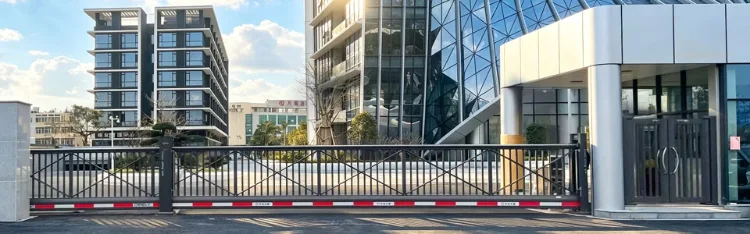 When Is a Trackless Cantilever Gate the Right Choice for Snow, Sand, and Uneven Sites